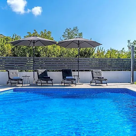 In Sveti Lovrec With Private Pool Beaches 3*