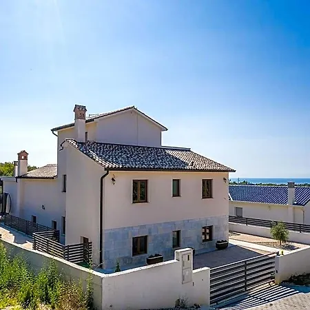 In Sveti Lovrec With Private Pool Beaches 3*