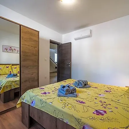 מלון In Sveti Lovrec With Private Pool Beaches 3*