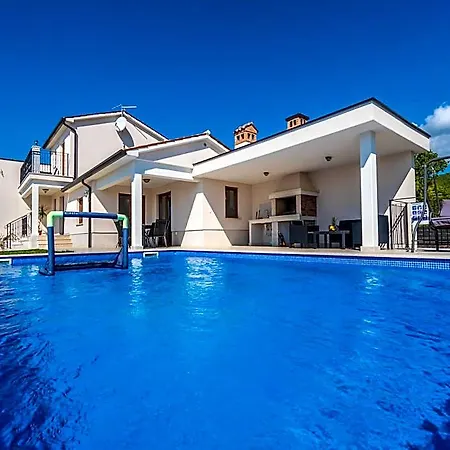 In Sveti Lovrec With Private Pool Beaches 3*