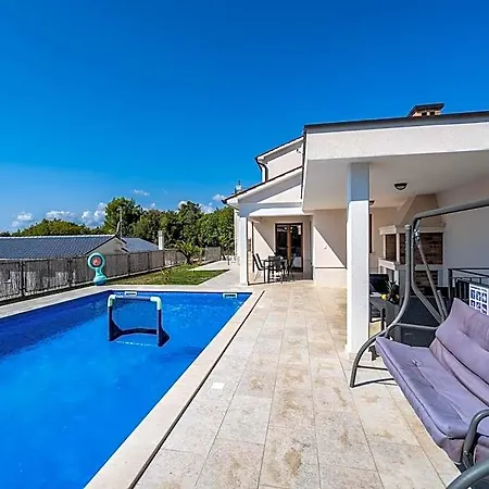 In Sveti Lovrec With Private Pool Beaches רייקה