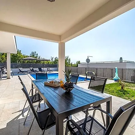 In Sveti Lovrec With Private Pool Beaches רייקה